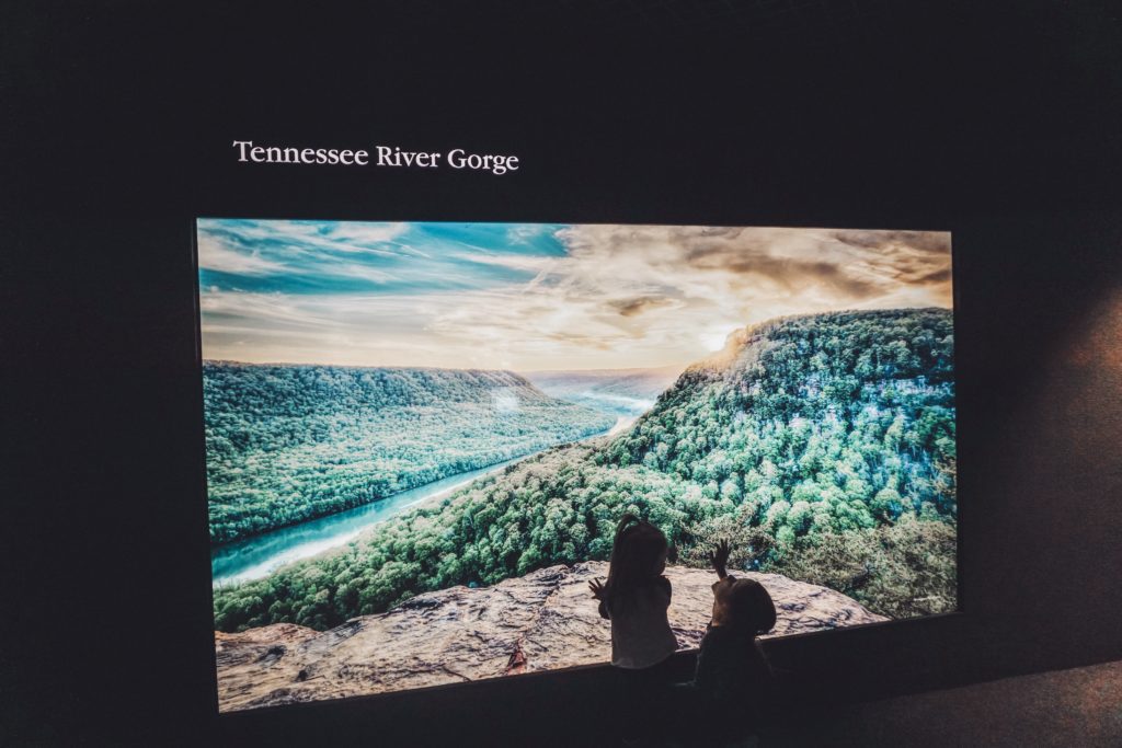 Chattanooga Weekend Getaway featured by top US travel blog Nashville Wifestyles | I wanted to travel with the kids many times this year. We opted for a Chattanooga weekend getaway because it’s beautiful and Chattanooga is only 2 hours away from Nashville. Click to keep reading about activities with kids in Chattanooga and all about this Chattanooga travel guides for families. This place was the perfect getaway for a small family and gave us the feeling of a mini vacation with kids. Awesome road trip destination with kids!