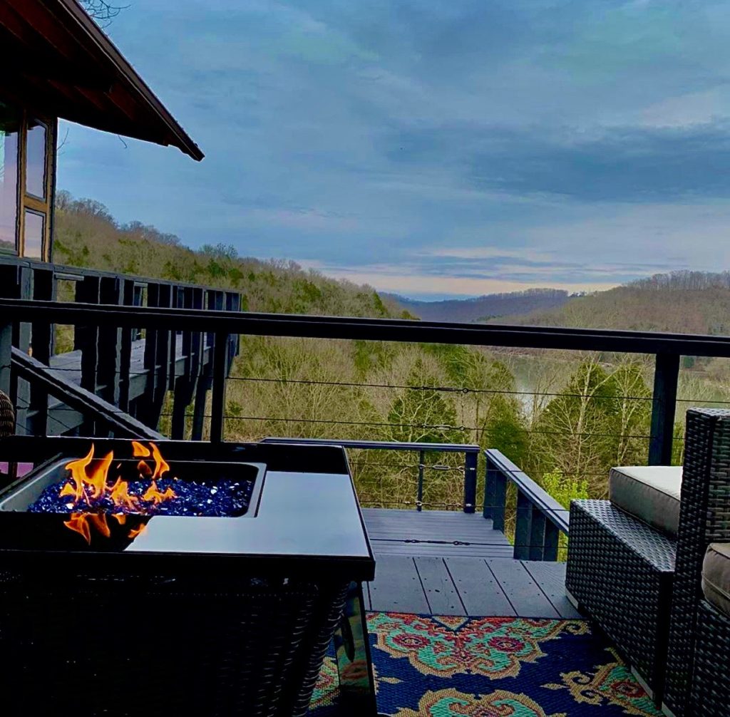 Airbnb getaway by popular Nashville travel blog, Nashville Wifestyles: image of The Treehouse of Center Hill Lake. 